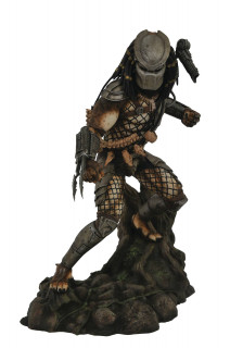 Diamond Select Toys Gallery: Predator Gallery Classic Movie PVC Diorama (APR192538) Merch